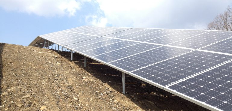KJC 傾斜地設置 2.2MW 太陽光発電所
